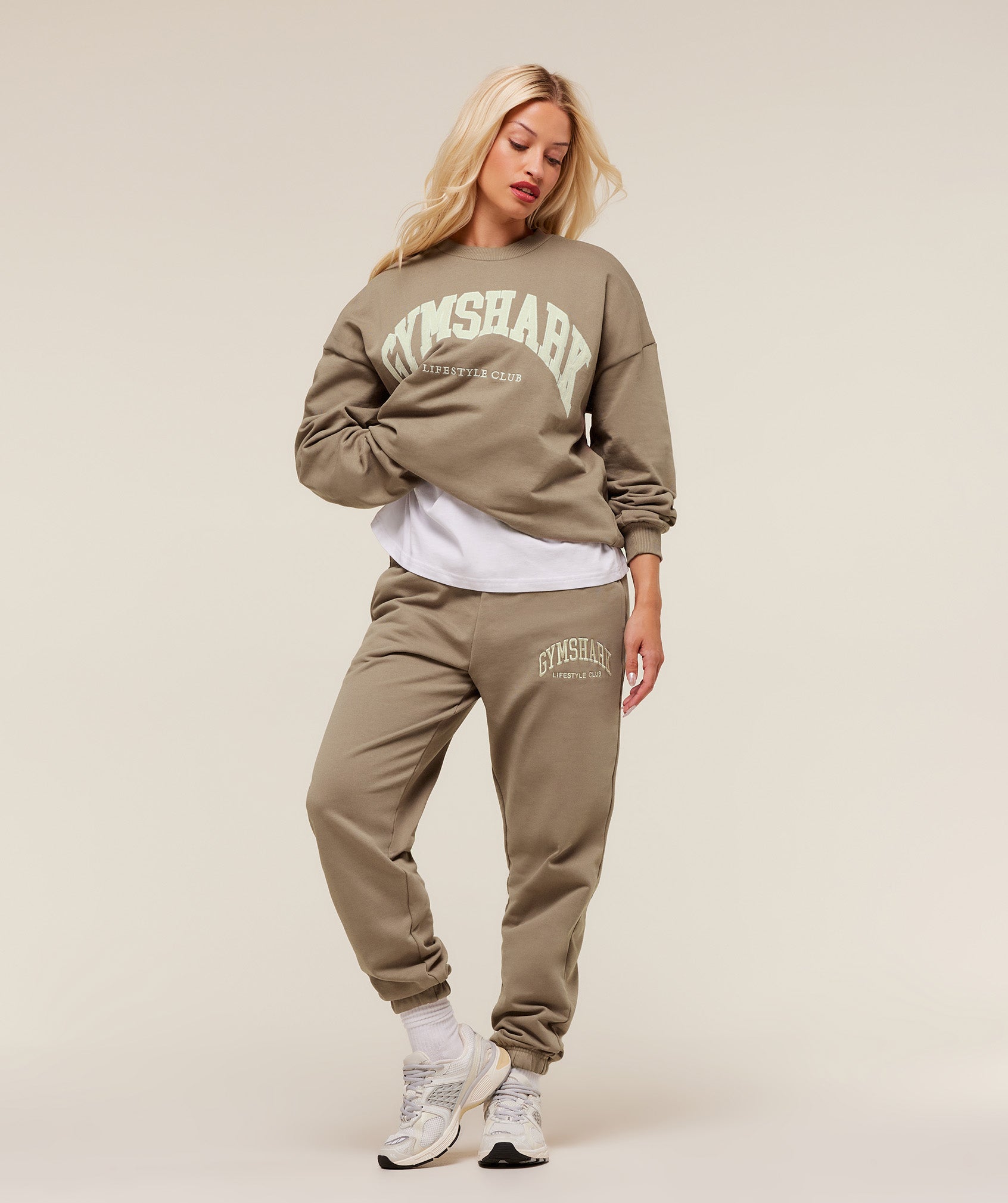 Collegiate Graphic Crew Neck Pullover Oversized Fit - Image 4
